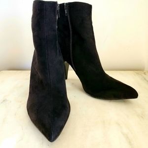 Carlos Santa Black Faux Suede Boot Ankle Bootie Excellent Condition size 8M